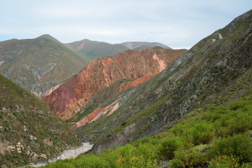 Los paisajes que rodean Iruya son increíbles, con montañas de colores imposibles y una altura sobrecogedora. Foto: Sara Gordón